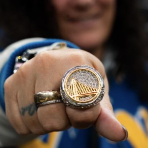 半岛体育-【现场】一枚戒指一场胜利 勇士球迷感受到家的温暖